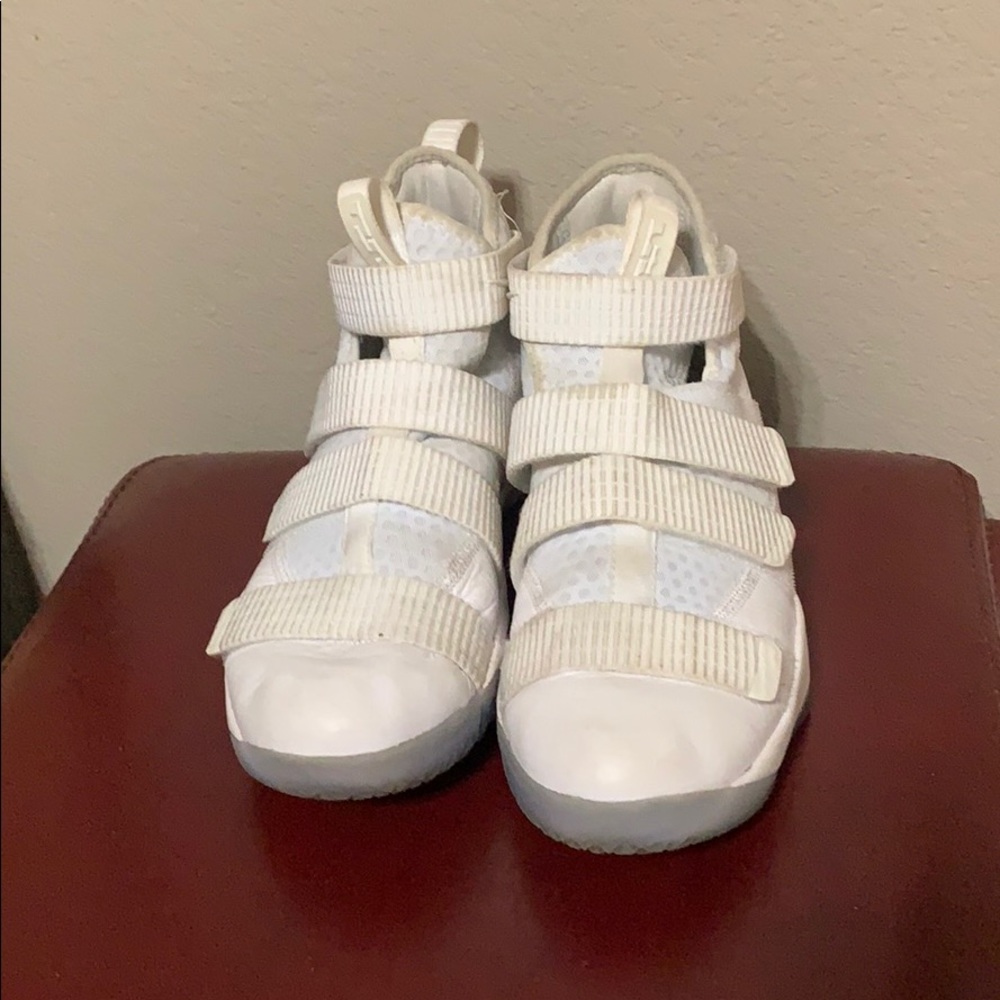 Nike boys/mens Lebron Soldier 11 basketball shoes